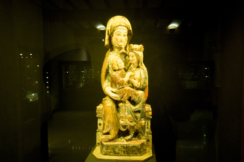 Estatua de la Virgen con el niño en la cilla del monasterio de Cañas